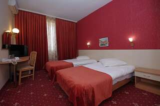 Отель Отель Балкан Габрово Двухместный номер с 2 отдельными кроватями-1